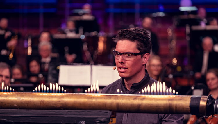 Andreas Wahl bruker Rubens flammerør. Da kan man tydelig se lydbølgene, dette er når fiolinen spiller.